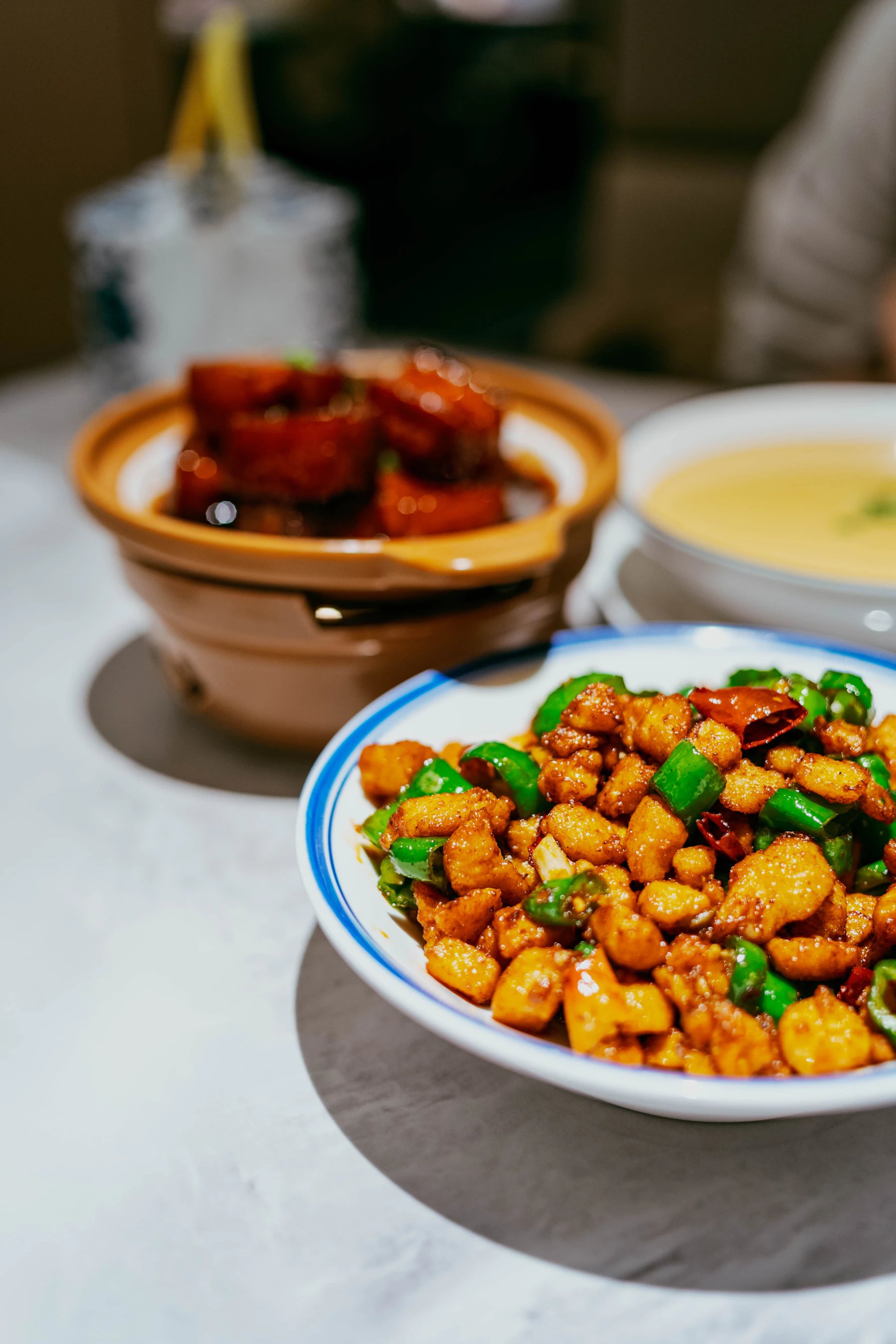 桌上熱騰騰的亞洲家常料理