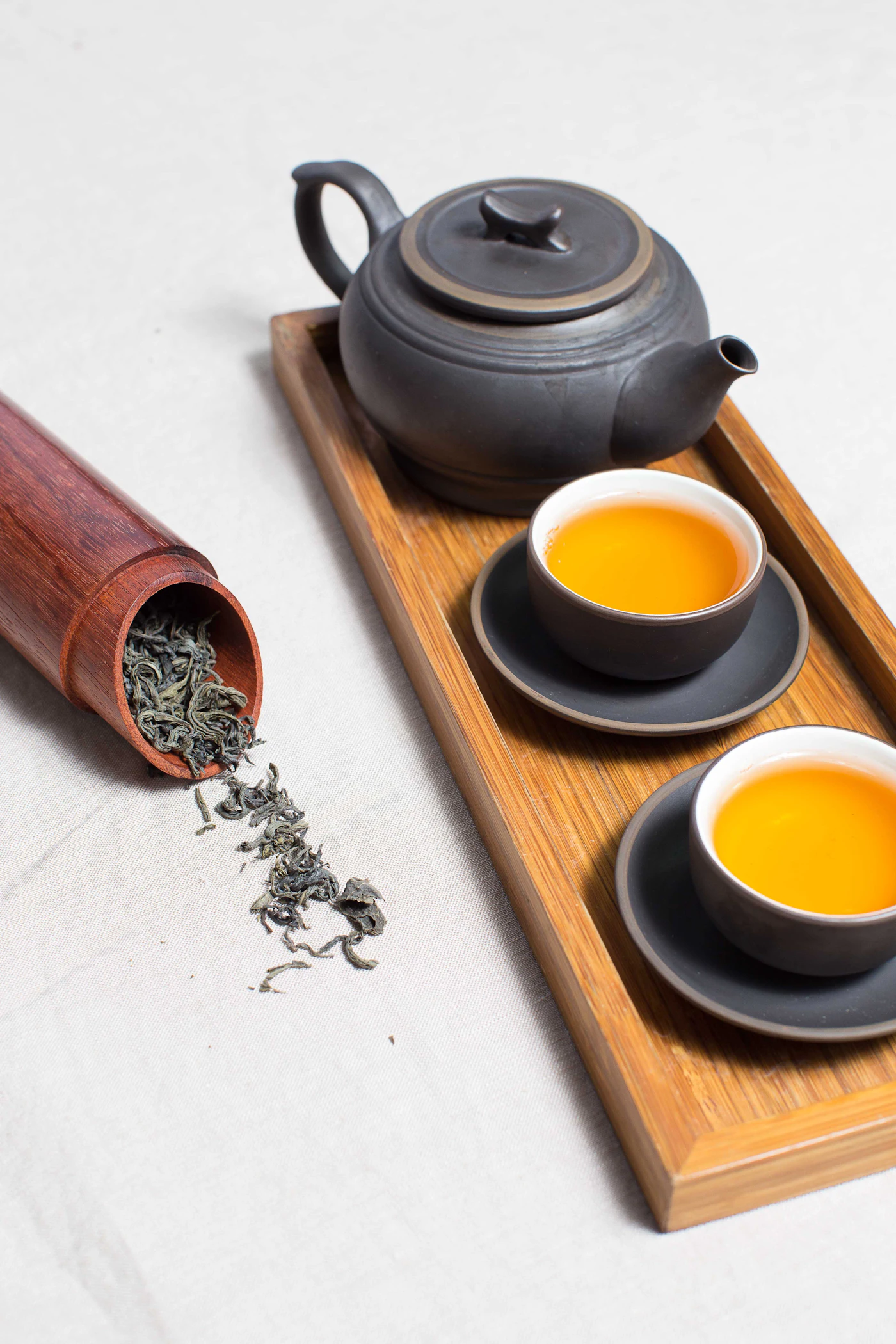 陶壺、茶杯與琥珀色茶湯